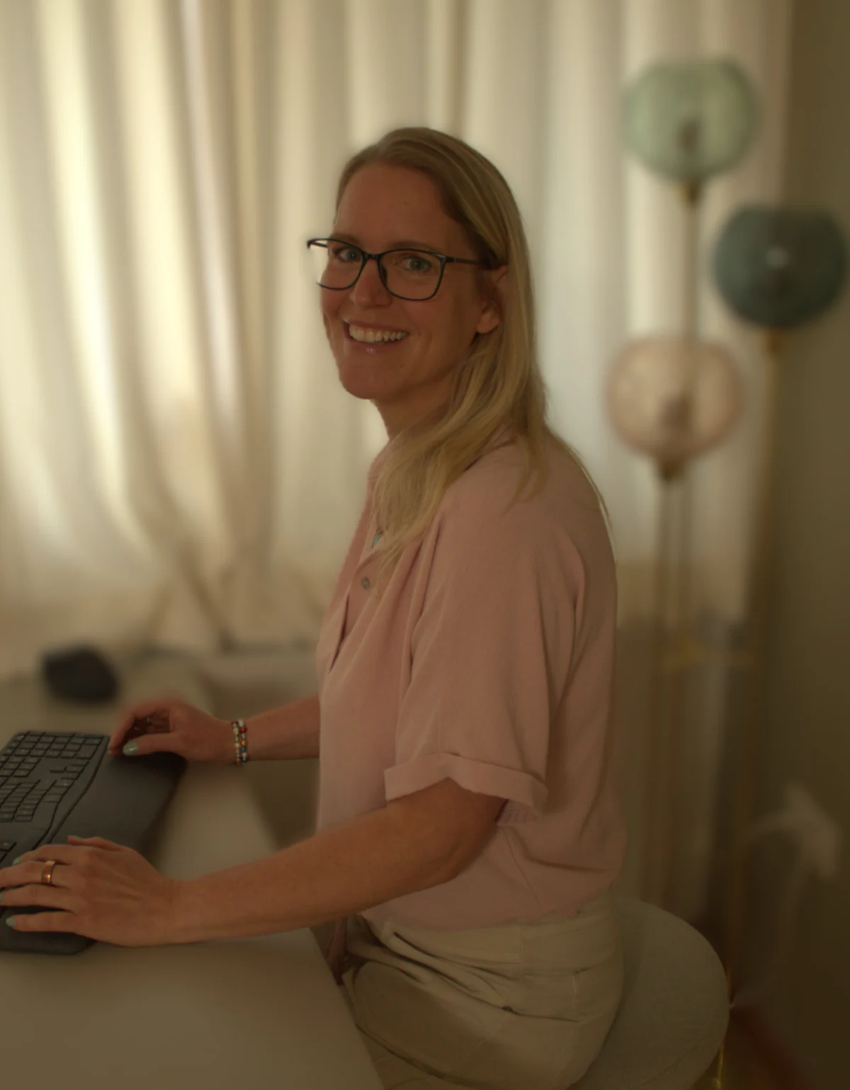 Marja achter haar bureau